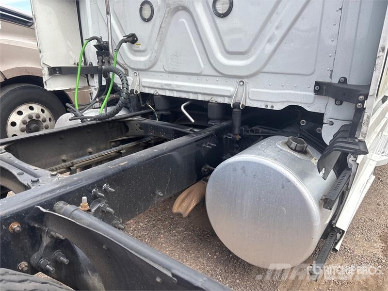 Freightliner Cascadia 126 6x4 T/A Sleeper Truck Tractor (Inoper Nyergesvontatók