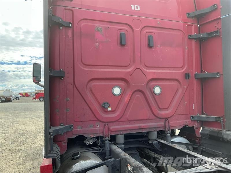 Freightliner Cascadia 126 6x4 T/A Sleeper Truck Tractor Тягачі