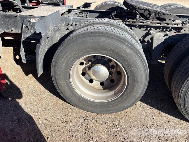 Freightliner Cascadia 126 6x4 T/A Sleeper Truck Tractor Vilcēji