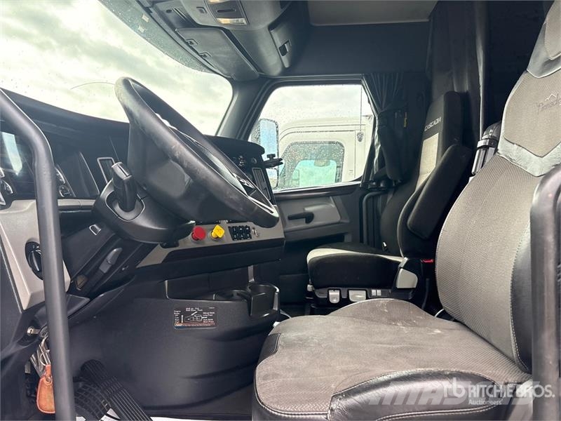 Freightliner Cascadia 126 6x4 T/A Sleeper Truck Tractor Тягачі