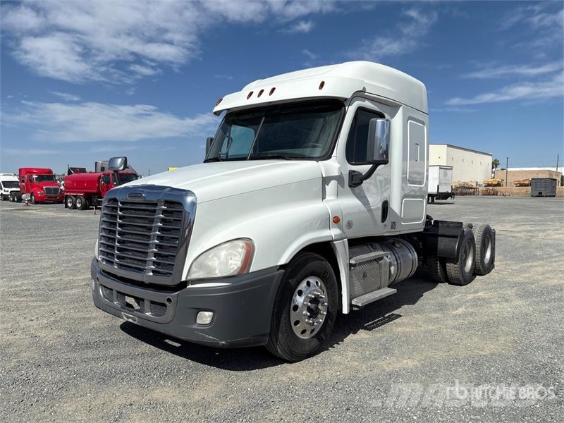 Freightliner Cascadia 125 6x2 T/A Sleeper Truck Tractor Vlačilci