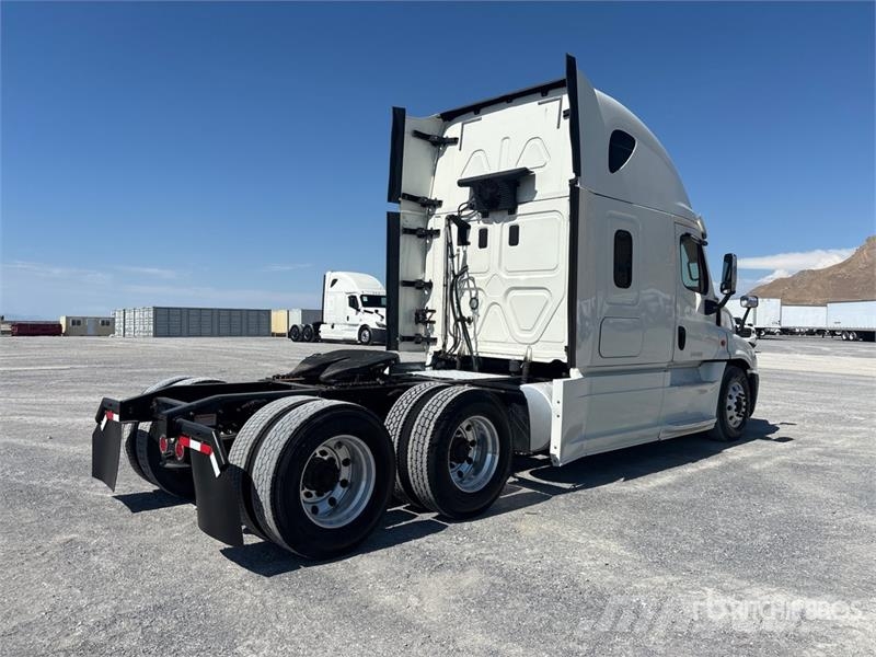 Freightliner Cascadia 125 6x4 T/A Sleeper Truck Tractor Тягачі