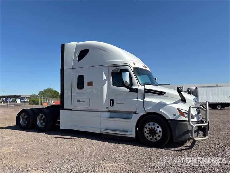 Freightliner Cascadia 126 6x4 T/A Sleeper Truck Tractor Nyergesvontatók