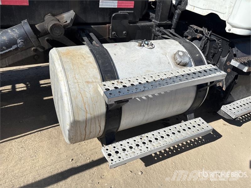 Freightliner Cascadia 125 6x4 Roll-Off Truck (Inoperable) شاحنات لوادر