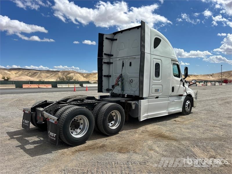 Freightliner Cascadia 126 6x4 T/A Sleeper Truck Tractor Тягачі