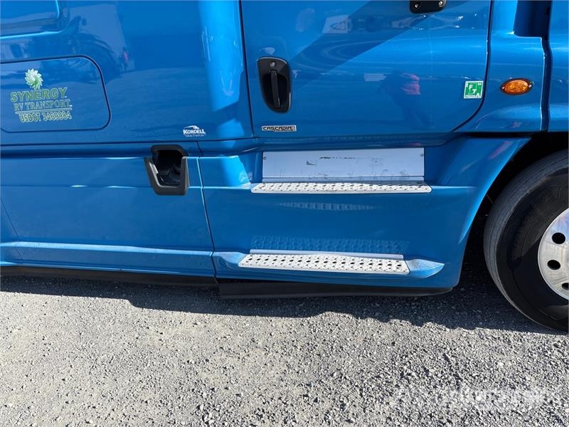 Freightliner Cascadia 125 6x4 T/A Sleeper Truck Tractor وحدات الجر