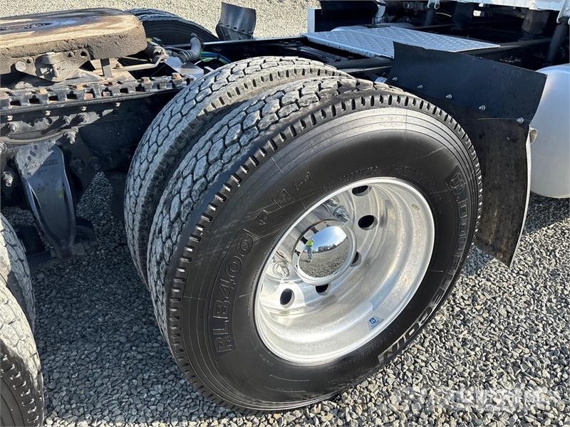 Freightliner Cascadia 126 6x4 T/A Sleeper Truck Tractor وحدات الجر