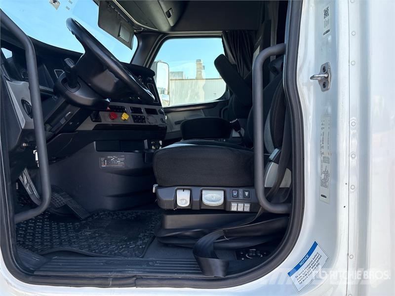 Freightliner Cascadia 126 6x4 T/A Sleeper Truck Tractor Nyergesvontatók