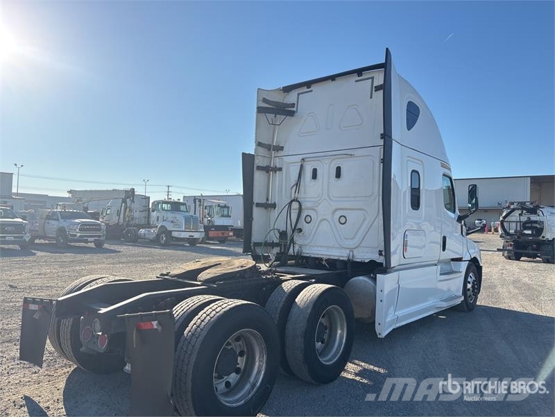 Freightliner Cascadia 126 6x4 T/A Sleeper Truck Tractor Тягачі
