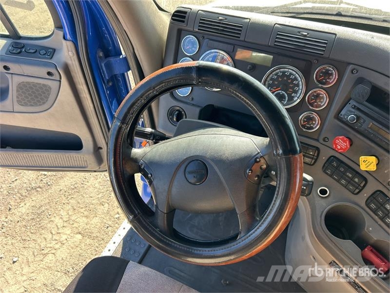 Freightliner Cascadia 125 6x4 T/A Sleeper Truck Tractor (Inoper Тягачі