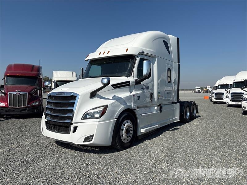 Freightliner Cascadia 126 6x4 T/A Sleeper Truck Tractor Tractor Units
