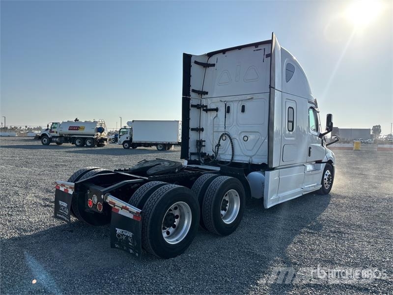 Freightliner Cascadia 126 6x4 T/A Sleeper Truck Tractor Тягачі