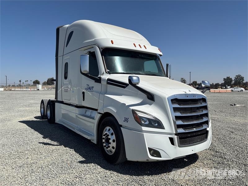 Freightliner Cascadia 126 6x4 T/A Sleeper Truck Tractor Vlačilci