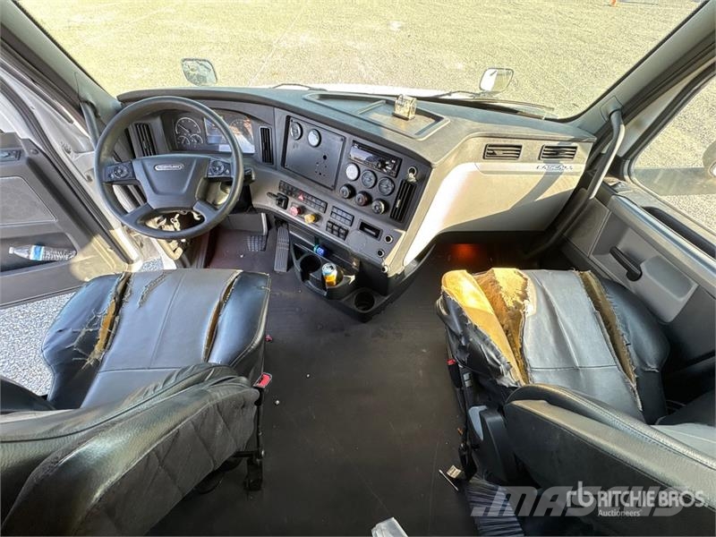 Freightliner Cascadia 126 6x4 T/A Sleeper Truck Tractor Cabezas tractoras