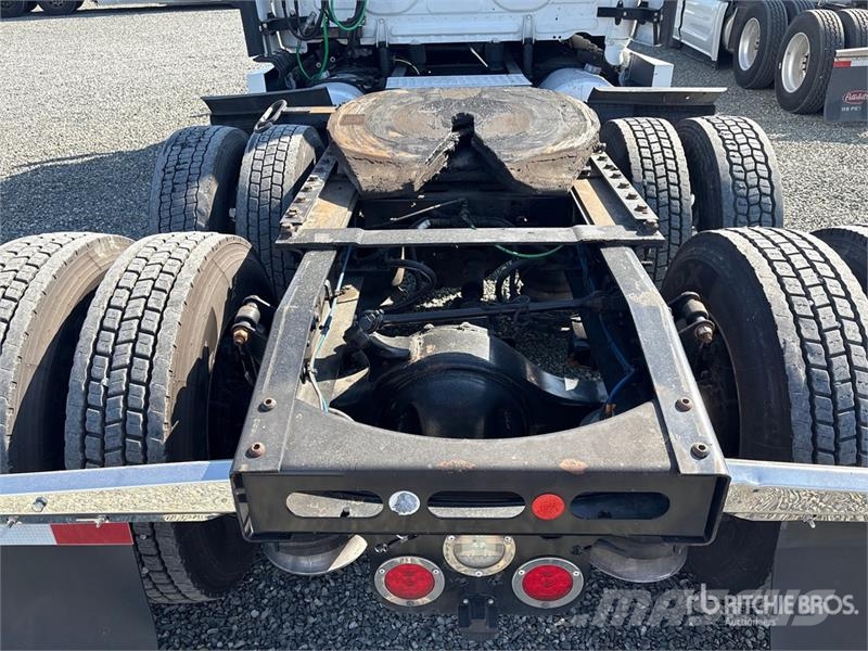 Freightliner Cascadia 126 6x4 T/A Sleeper Truck Tractor Tractor Units