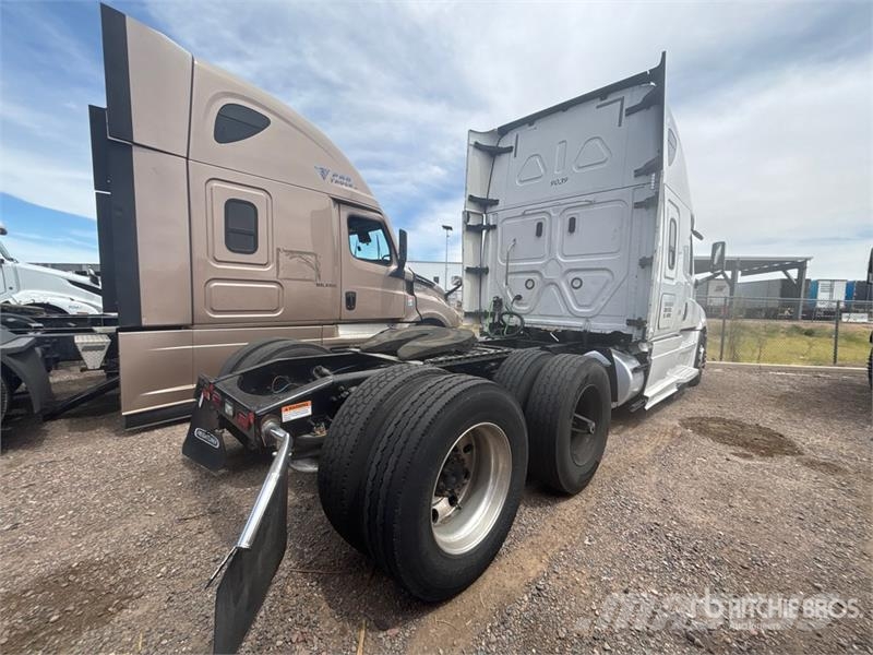 Freightliner Cascadia 126 6x4 T/A Sleeper Truck Tractor (Inoper Nyergesvontatók