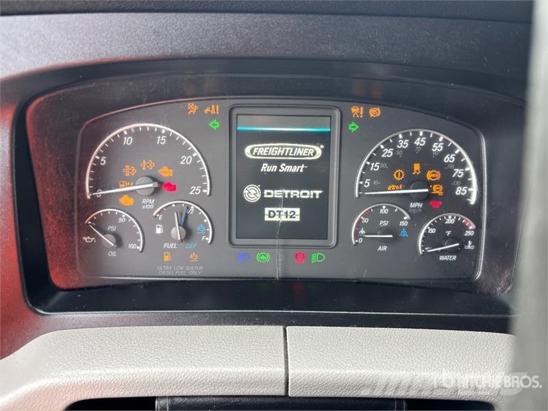 Freightliner Cascadia 126 6x4 T/A Sleeper Truck Tractor Autotractoare