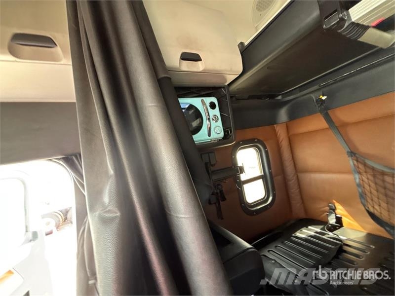 Freightliner Cascadia 126 6x4 T/A Sleeper Truck Tractor Тягачі