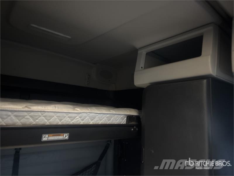 Freightliner Cascadia 126 8x4 Tri/A Sleeper Truck Tractor Trekkvogner