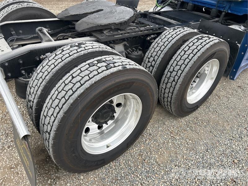 Freightliner Cascadia 125 6x4 T/A Sleeper Truck Tractor Cabezas tractoras