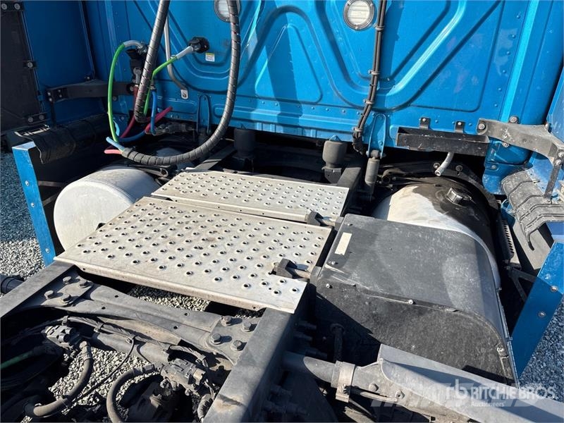 Freightliner Cascadia 126 6x4 T/A Sleeper Truck Tractor Тягачі