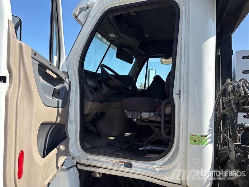 Freightliner Cascadia 125 6x4 Roll-Off Truck (Inoperable) شاحنات لوادر