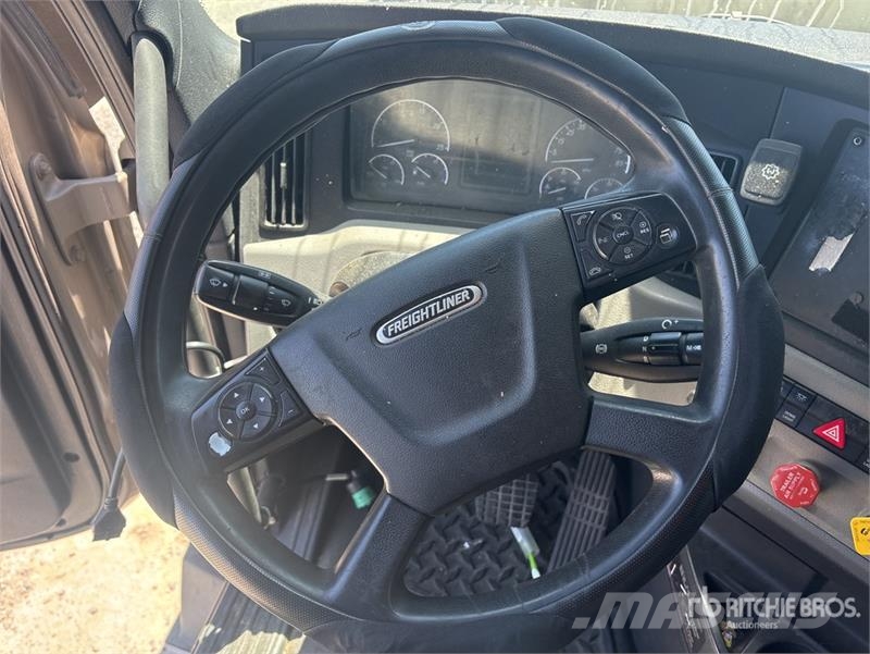 Freightliner Cascadia 126 6x4 T/A Sleeper Truck Tractor وحدات الجر