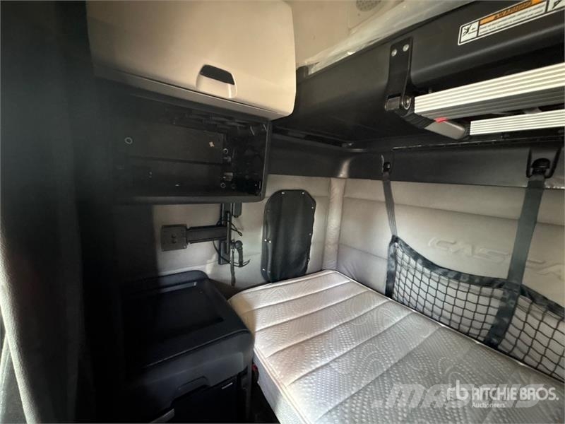 Freightliner Cascadia 126 6x4 T/A Sleeper Truck Tractor Trekkvogner