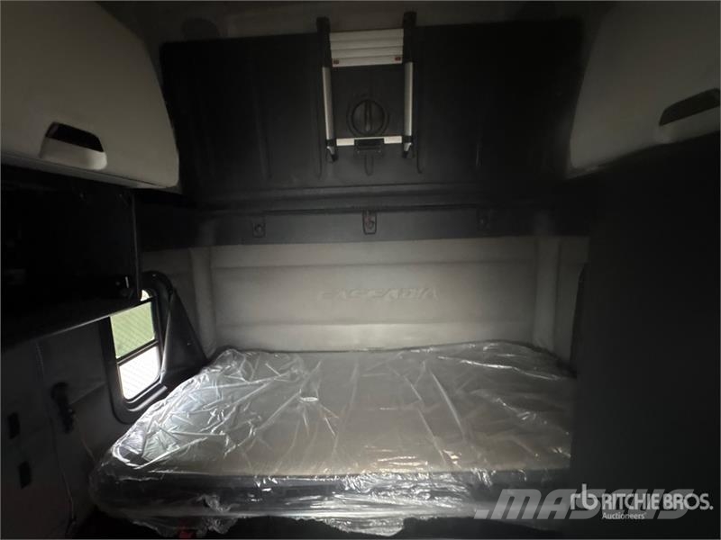 Freightliner Cascadia 126 6x4 T/A Sleeper Truck Tractor Tractor Units