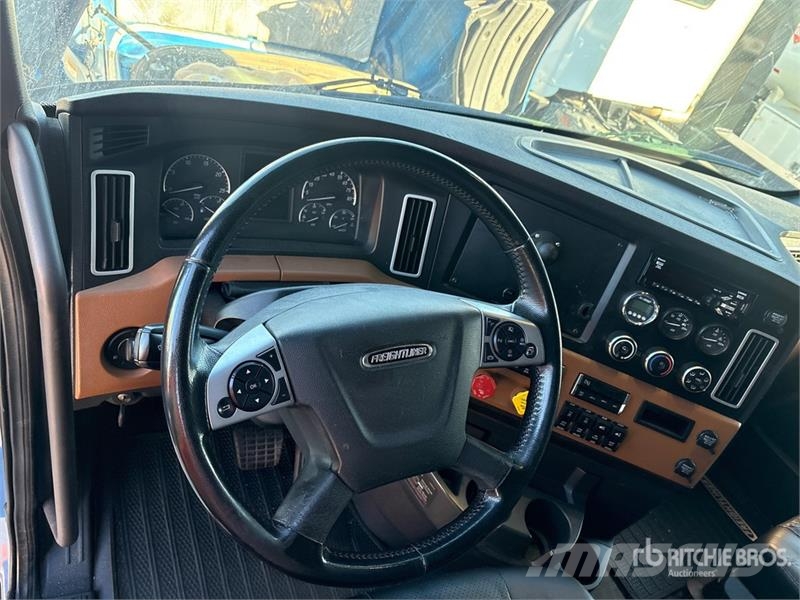 Freightliner Cascadia 126 6x4 T/A Sleeper Truck Tractor Vlačilci