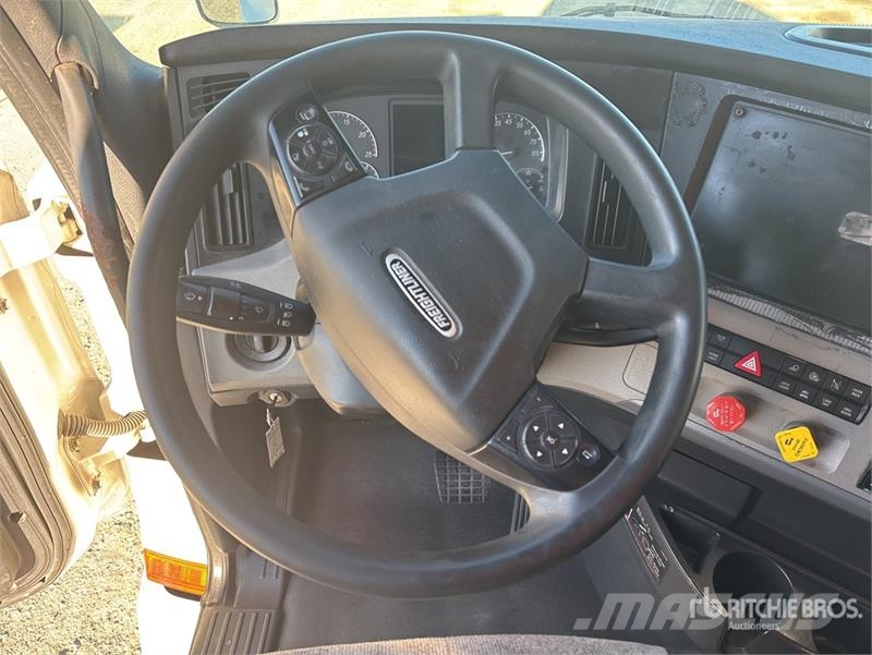 Freightliner Cascadia 126 6x4 T/A Sleeper Truck Tractor Тягачі