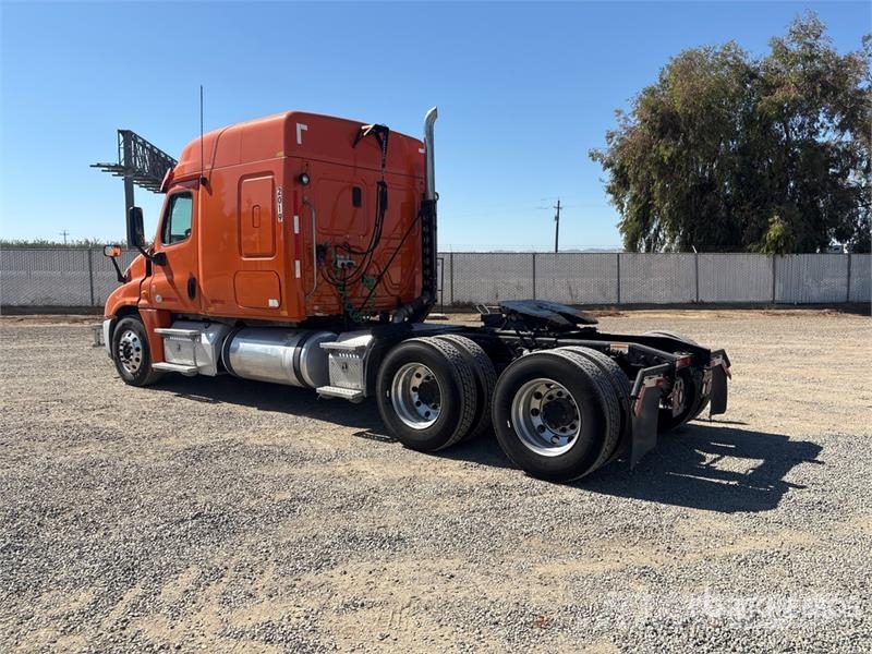 Freightliner Cascadia 125 6x4 T/A Sleeper Truck Tractor Vlačilci