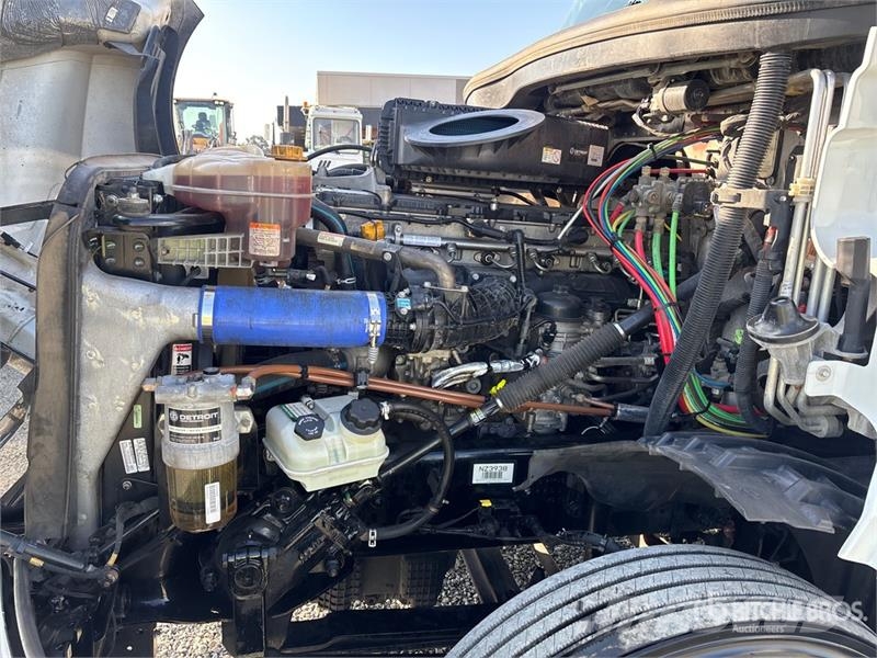 Freightliner Cascadia 126 6x4 T/A Sleeper Truck Tractor وحدات الجر
