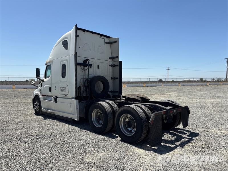 Freightliner Cascadia 126 6x4 T/A Sleeper Truck Tractor وحدات الجر