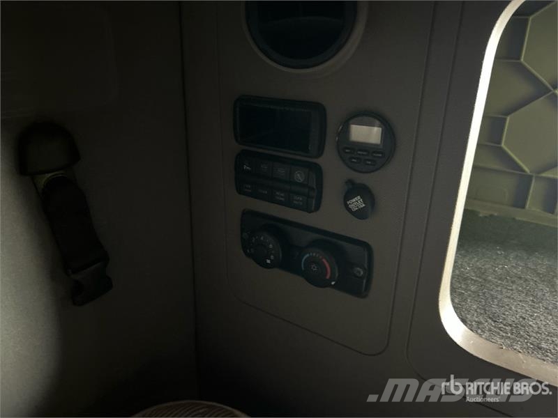 Freightliner Cascadia 125 6x4 T/A Sleeper Truck Tractor (Inoper Vlačilci