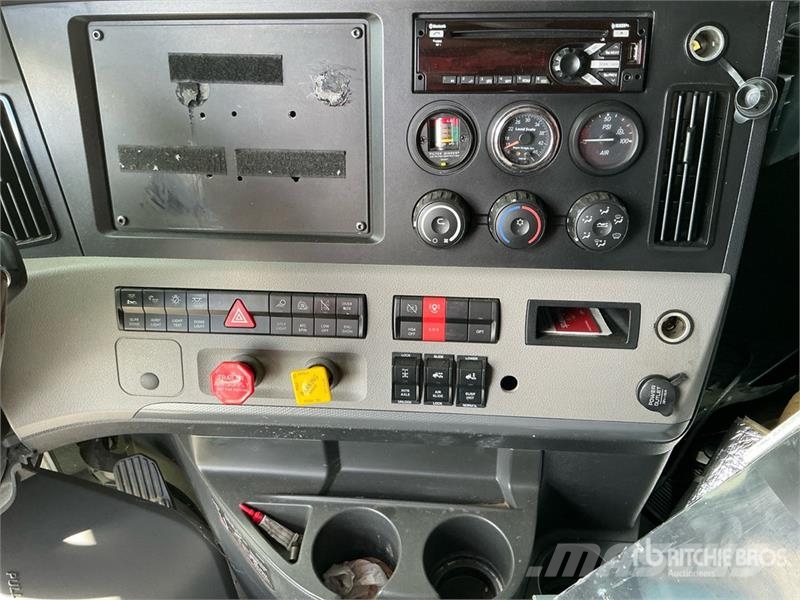 Freightliner Cascadia 126 6x4 T/A Sleeper Truck Tractor Nyergesvontatók