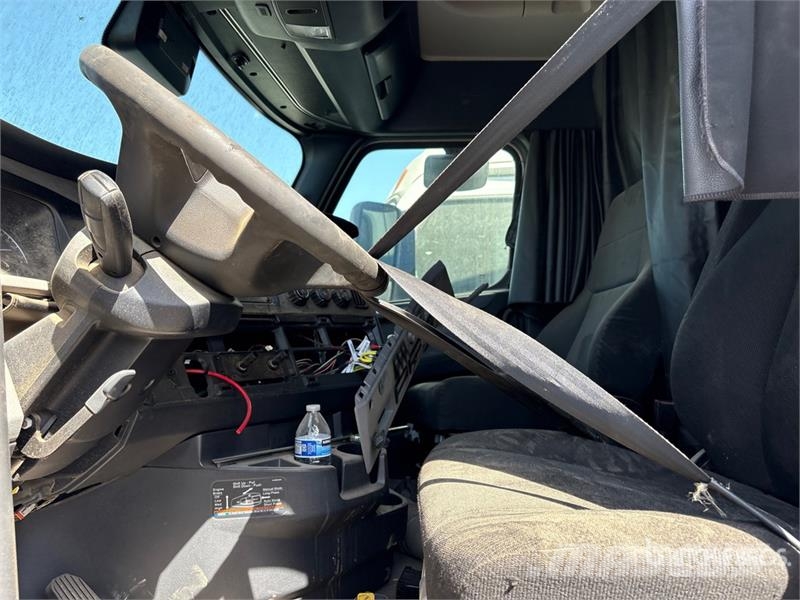 Freightliner Cascadia 126 6x4 T/A Sleeper Truck Tractor Vilcēji