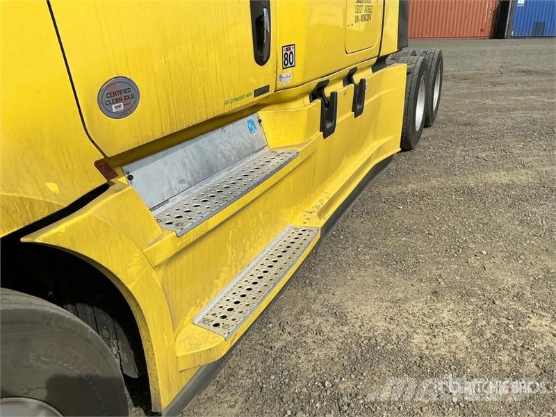 Freightliner Cascadia 126 6x4 T/A Sleeper Truck Tractor Vlačilci