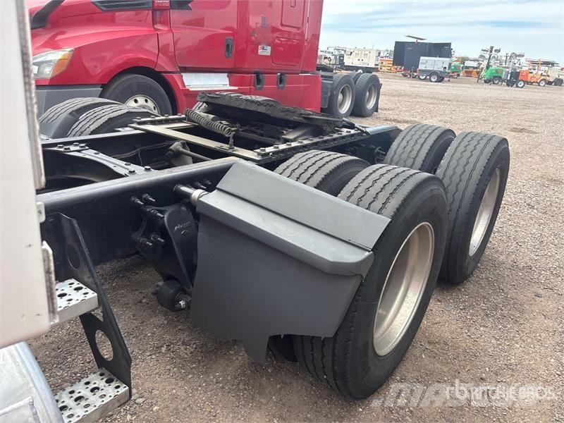 Freightliner Cascadia 126 6x4 T/A Sleeper Truck Tractor (Inoper Nyergesvontatók