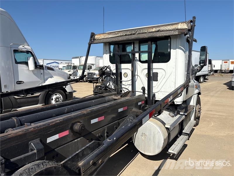 Freightliner Cascadia 125 6x4 Roll-Off Truck (Inoperable) شاحنات لوادر
