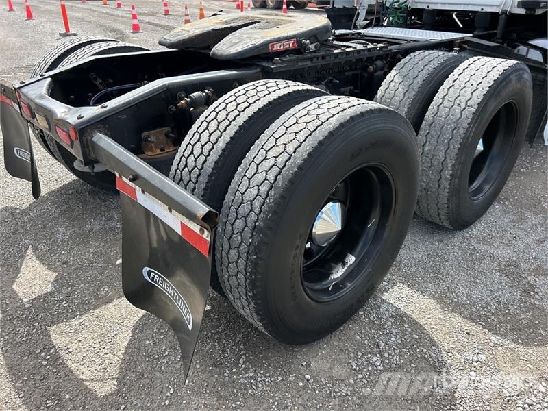 Freightliner Cascadia 126 6x4 T/A Sleeper Truck Tractor (Inoper Tracteur routier