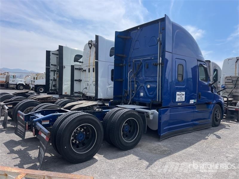 Freightliner Cascadia 126 6x4 T/A Sleeper Truck Tractor (Inoper Vilcēji