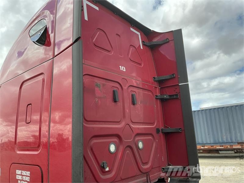 Freightliner Cascadia 126 6x4 T/A Sleeper Truck Tractor Тягачі