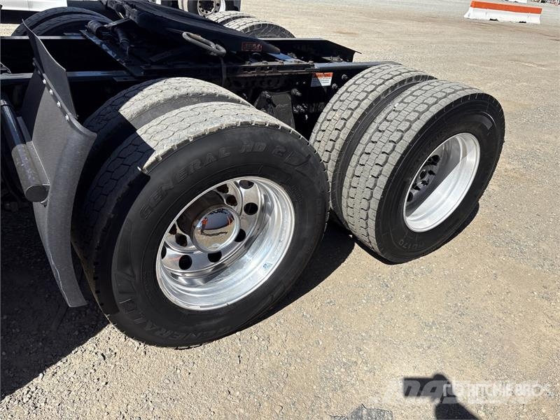 Freightliner Cascadia 126 6x4 T/A Sleeper Truck Tractor وحدات الجر