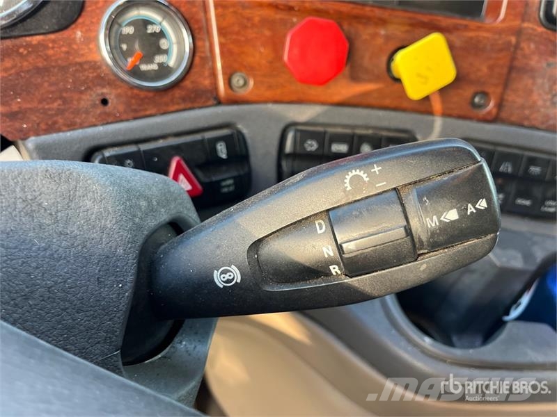 Freightliner Cascadia 125 6x4 T/A Sleeper Truck Tractor Тягачі