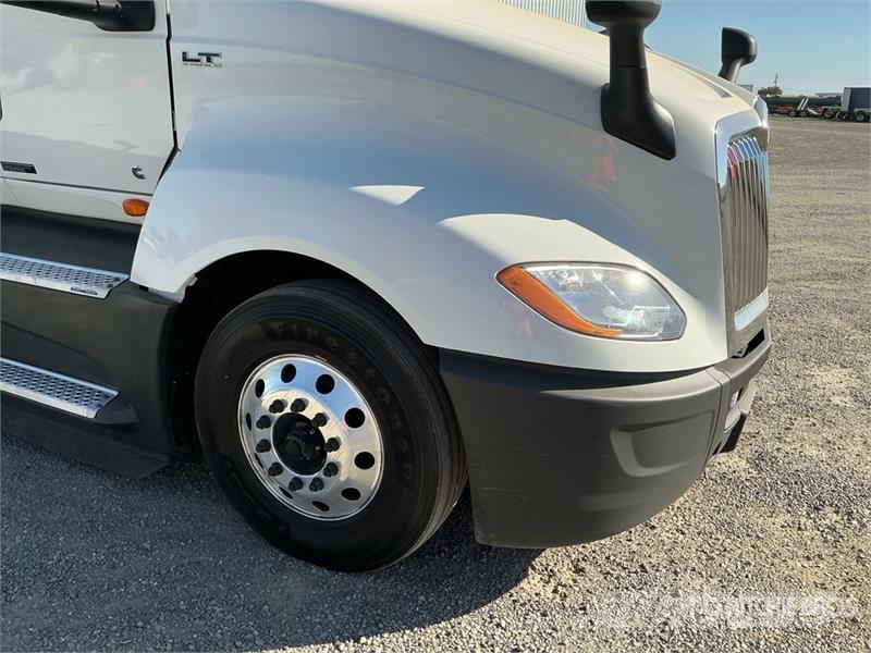 Freightliner Cascadia 126 6x4 T/A Sleeper Truck Tractor وحدات الجر