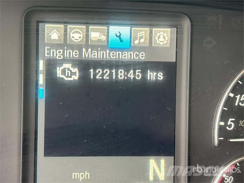 Freightliner Cascadia 126 6x4 T/A Sleeper Truck Tractor Cabezas tractoras