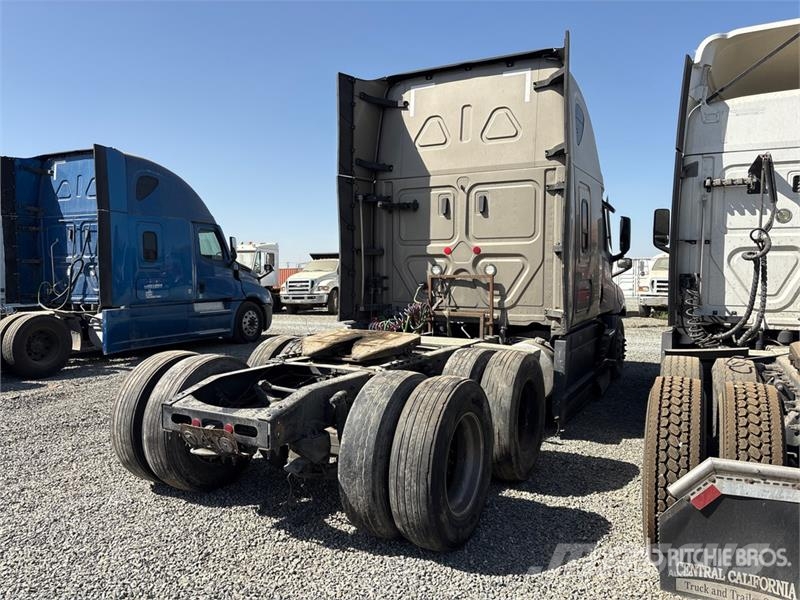 Freightliner Cascadia 126 6x4 T/A Sleeper Truck Tractor Vilcēji