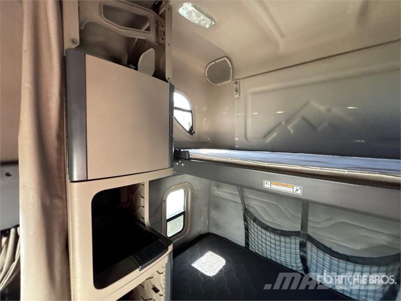 Freightliner Cascadia 125 6x4 T/A Sleeper Truck Tractor Tegljači