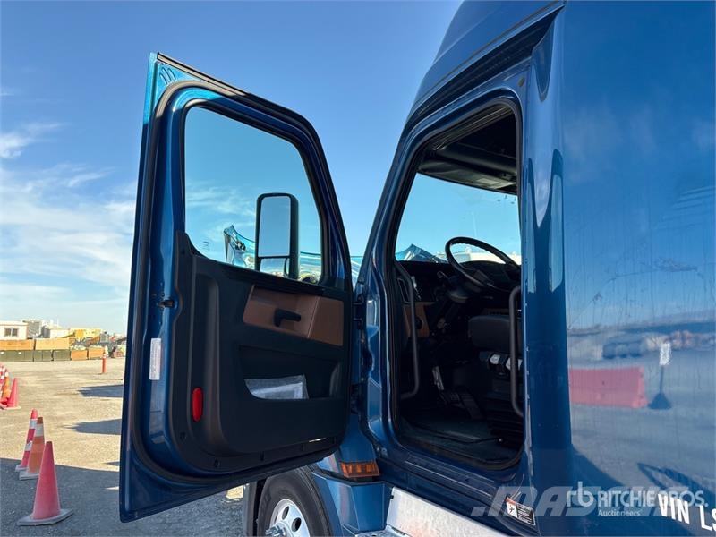 Freightliner Cascadia 126 6x4 T/A Sleeper Truck Tractor Vlačilci